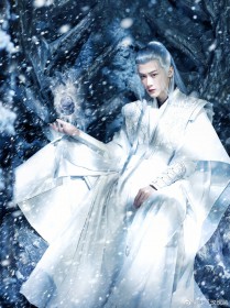 为了活命只能扮演神明了